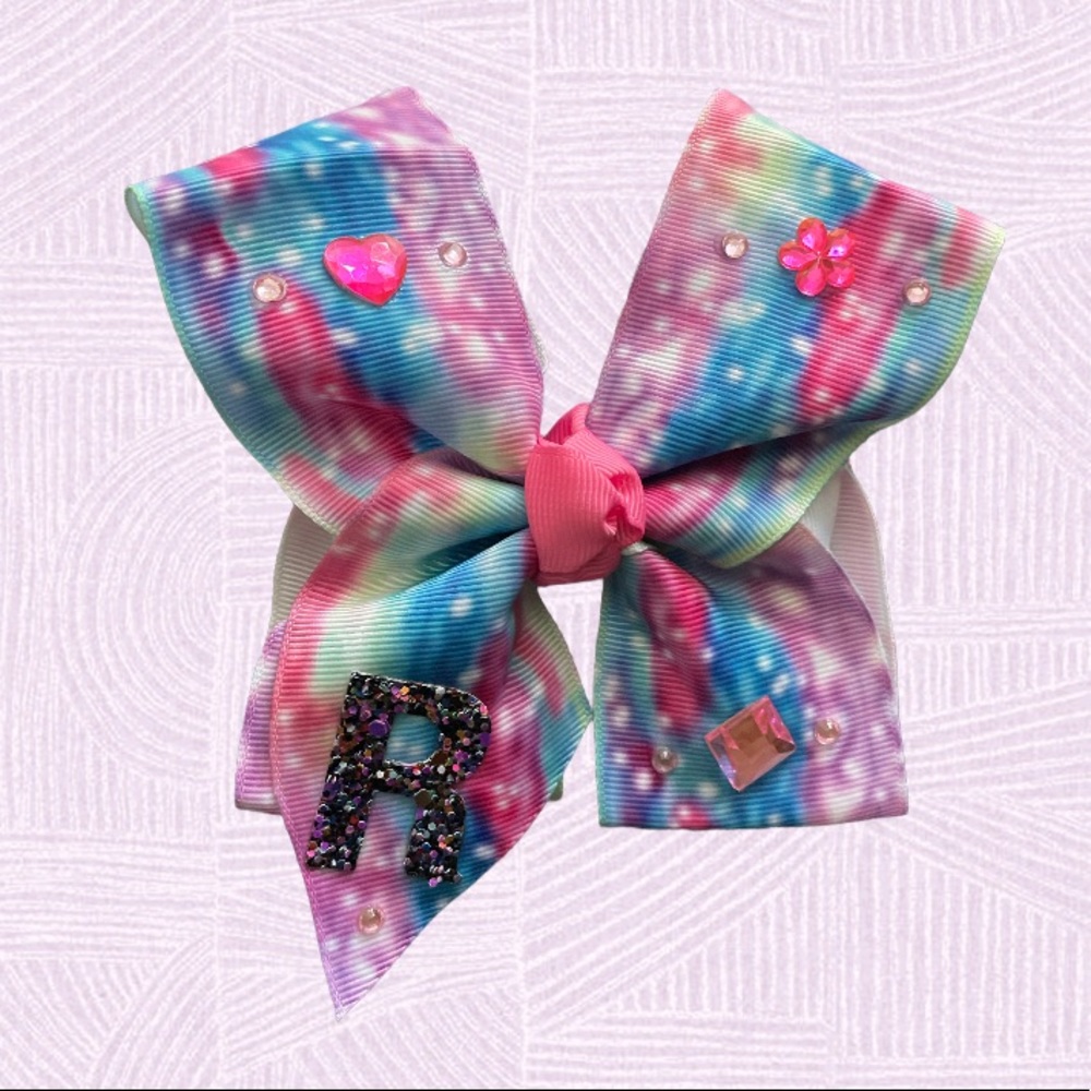 💖 Handcrafted 5 inch hair bow with glitter letter “R” ✨